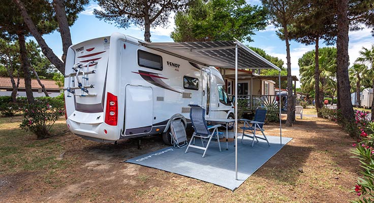 camping-car garé sur une emplacement de camping