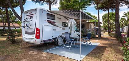 camping-car garé sur une emplacement de camping