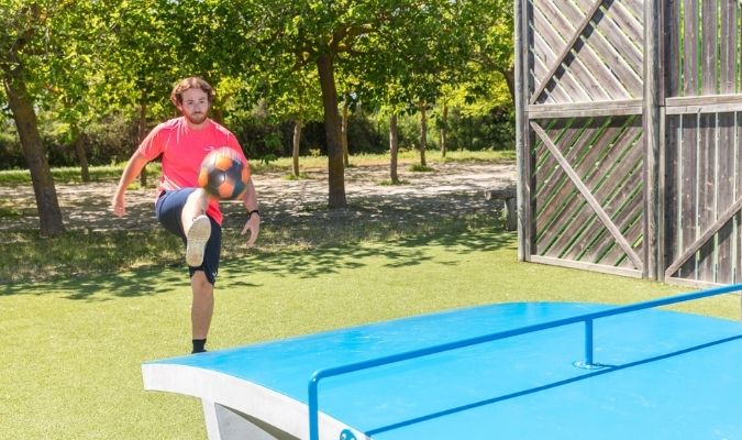 Table de ping-pong dans la plaine sportive du camping