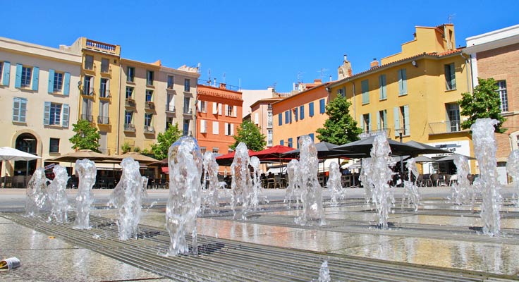 place de Perpignan avec fontaines
